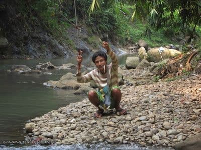 Memancing Ikan Tepi Sungai